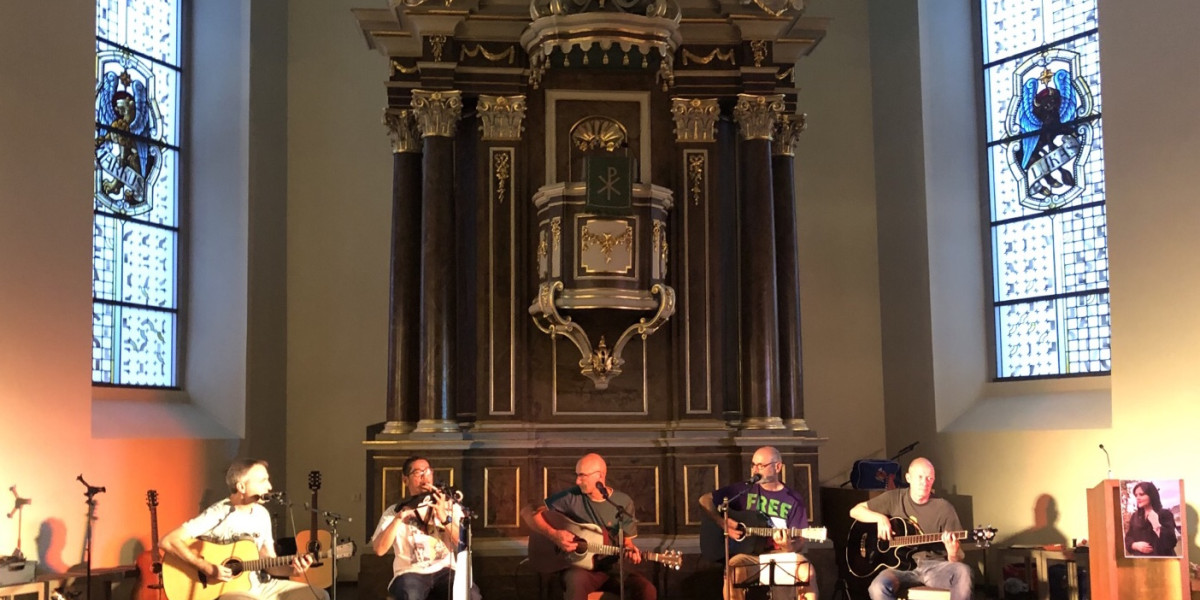 Die Corduroys spielen im Chor vor dem imposanten Hochaltar der Johanniskirche in Bornheim