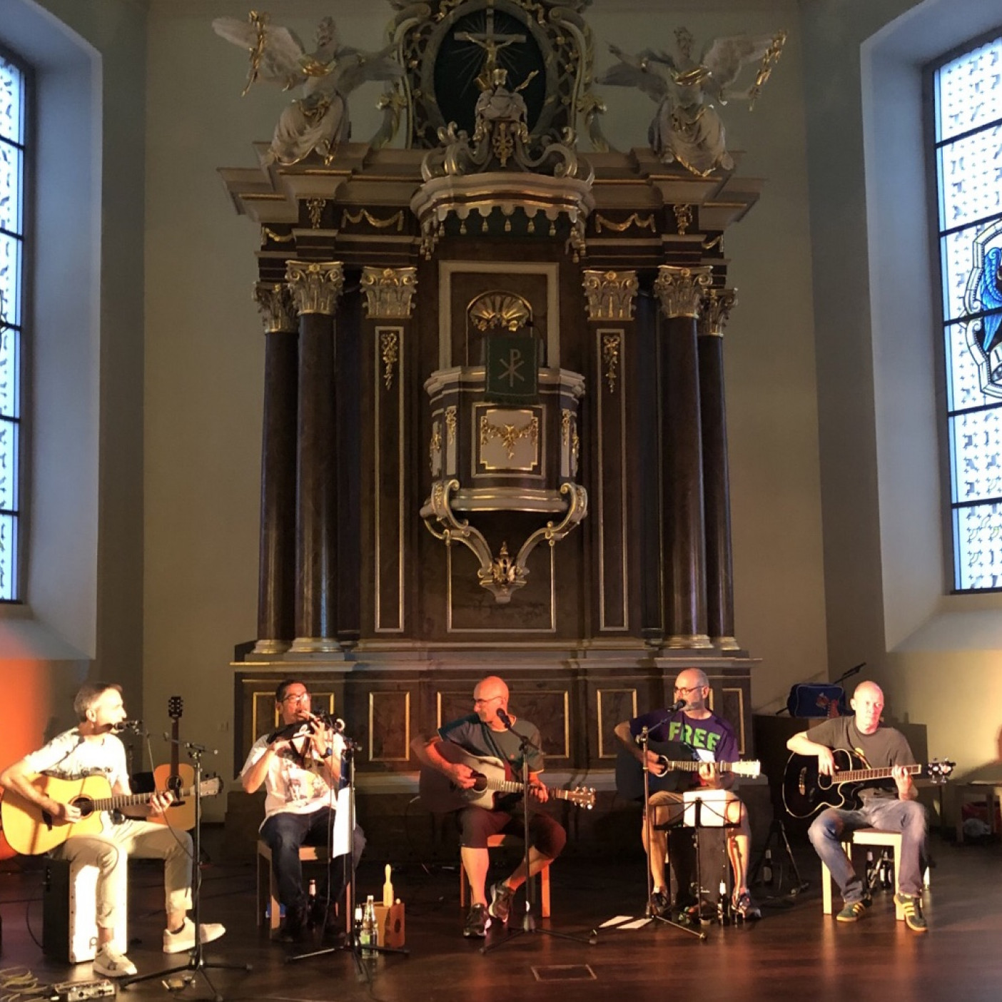Die Corduroys spielen im Chor vor dem imposanten Hochaltar der Johanniskirche in Bornheim
